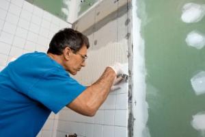 a handyman in Tracy installs a new tile bathtub surround